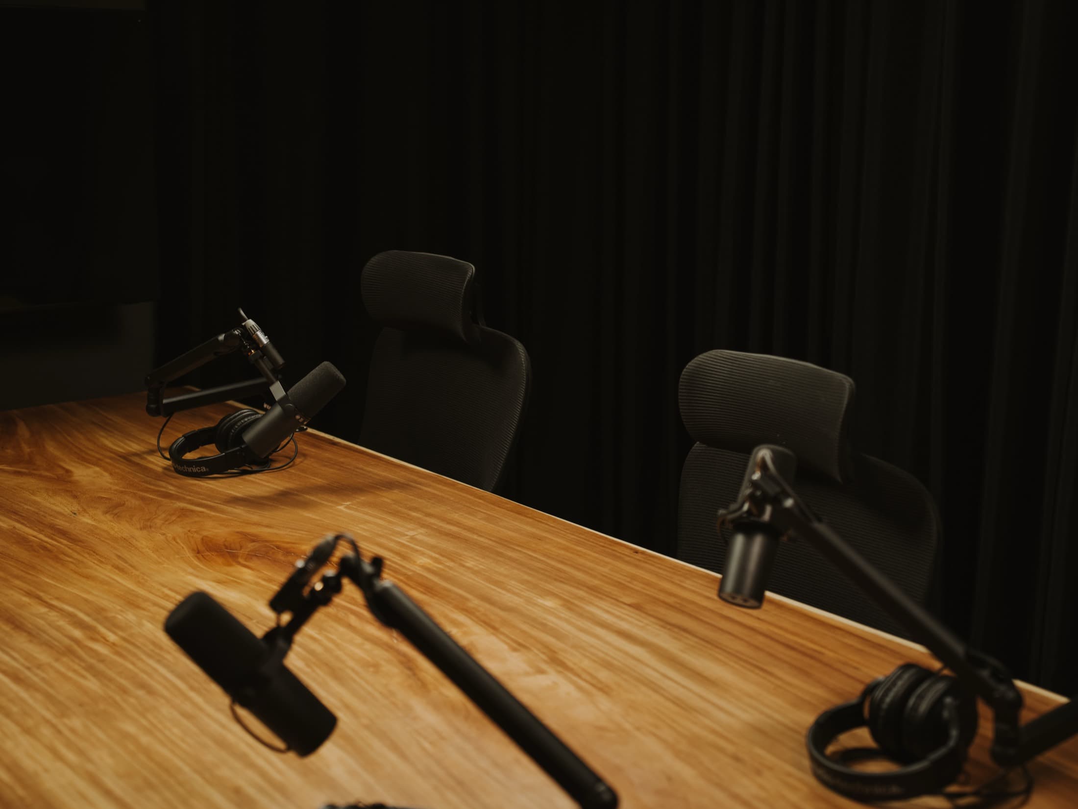 Sala principal do estúdio de podcast — vista geral