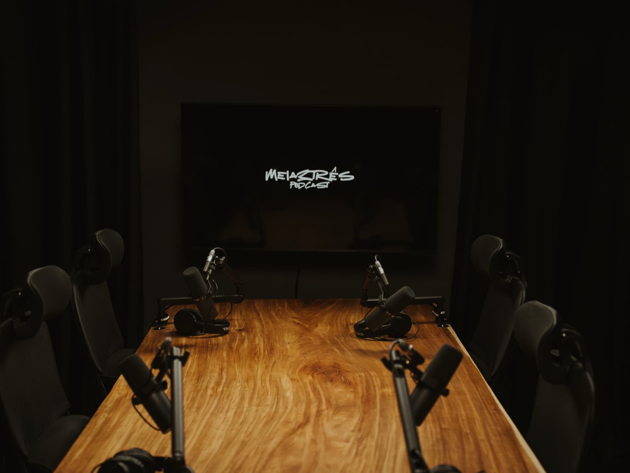 Mesa do estúdio com microfones e iluminação